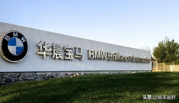 国产标掉价？新车到手就抠标，“野鸡变凤凰”行为暴露了谁的自卑