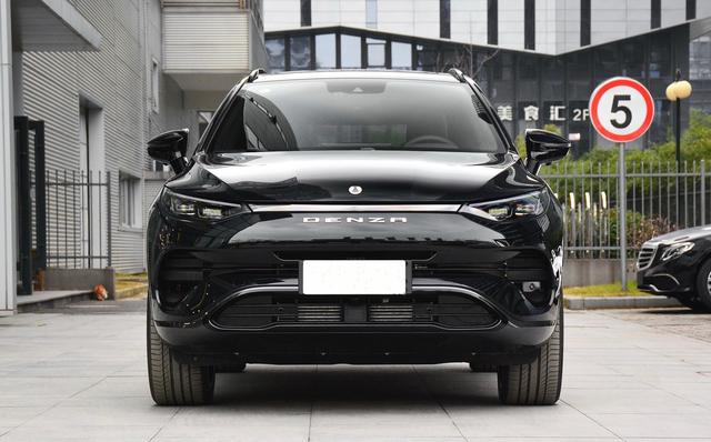 号称插混版“奔驰GLC”，起步586马力，七座布局，最低卖28.98万