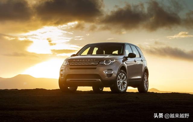 国产标掉价？新车到手就抠标，“野鸡变凤凰”行为暴露了谁的自卑