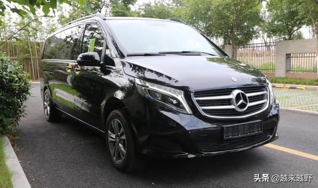 国产标掉价？新车到手就抠标，“野鸡变凤凰”行为暴露了谁的自卑