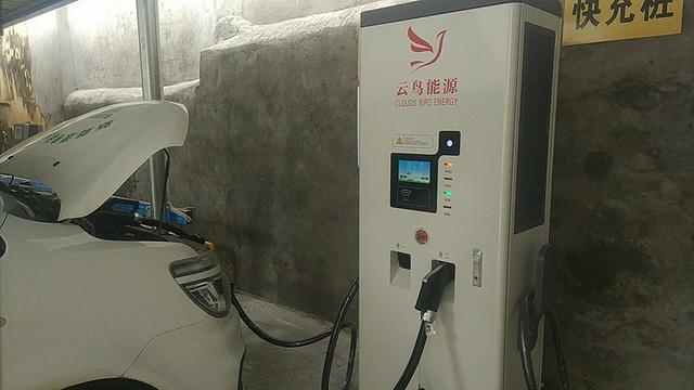 直流充电桩和交流充电桩给电动汽车充电过程中是如何工作的？