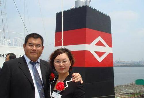 不止京东，这家企业名字也来自妻子，他英年早逝后，妻子又捐1亿