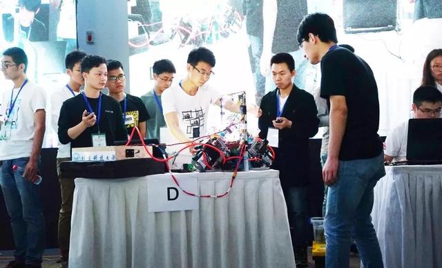 "火"了！北京"超级学霸"研发机器人登上央视，战胜世界吉尼斯纪录保持者！