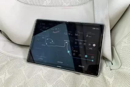 名副其实的无人驾驶汽车，连方向盘都取消了