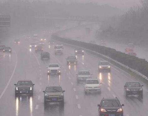 广东暴雨“浇灭”车主美梦：开新能源上高速，才跑一半就趴窝