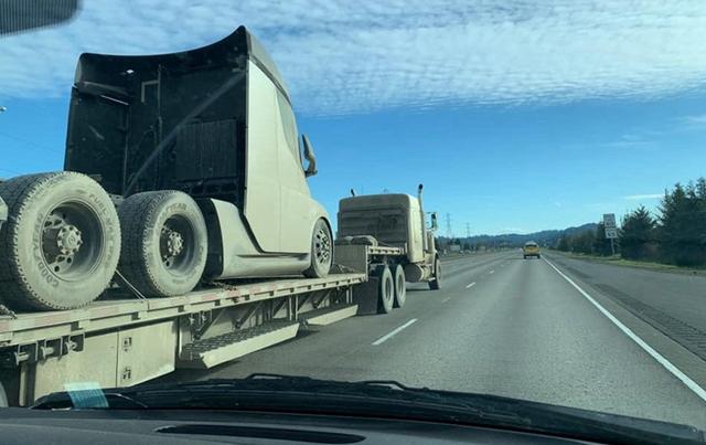 疑似完成冬测回厂 特斯拉Semi车头现身加州街头