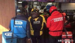 美团惨遭“两面夹击”! 第三大外卖平台诞生, 你看靠山有多硬?