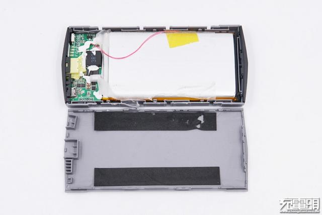 红魔推出的27W氘锋移动电源，拆完发现竟是个马甲版