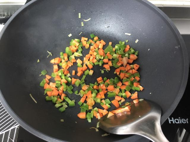 还是对年轻人下手了，小米推出超白金不粘锅，网友：值！