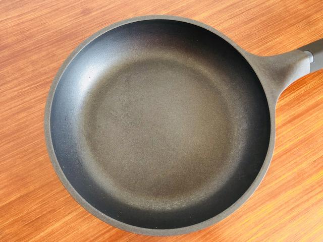 还是对年轻人下手了，小米推出超白金不粘锅，网友：值！