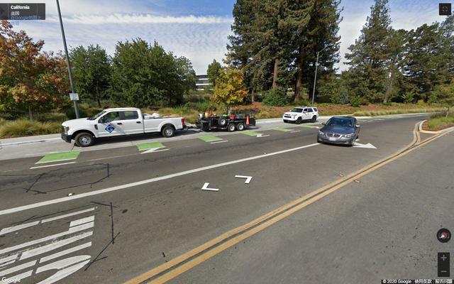 美国苹果公司总部，像是一个巨大的宇宙飞船停留在加州的地面上