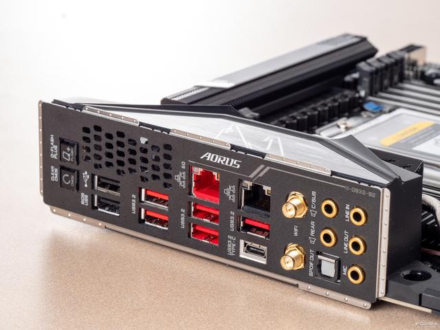 技嘉TRX40 AORUS MASTER开箱评测：16+3相直出供电太可怕