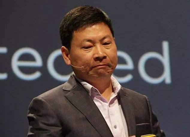 华为P40发布会不提小米，却在走小米9老路？网友：其他厂商误导我