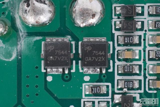 电商爆款无线充：南孚AirCharge立式风冷无线快充深度拆解