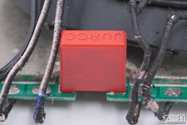 电商爆款无线充：南孚AirCharge立式风冷无线快充深度拆解