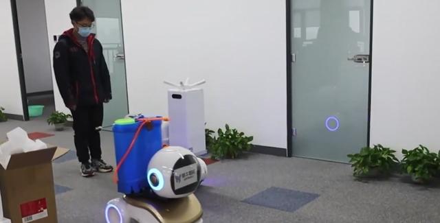 中国喷雾器机器人在国外火了，美国网友直言：是在同一个时代吗？