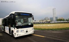 海格推出国内首款量产级8米无人驾驶客车亮相2018世界人工智能大会