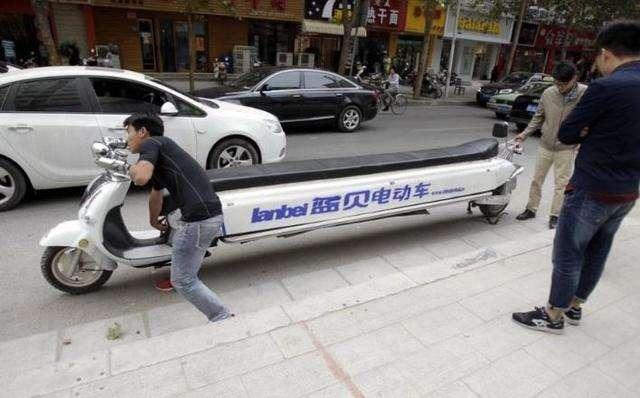 国内“惊现”10米超长电动车，可乘坐10个人，但转弯很费劲