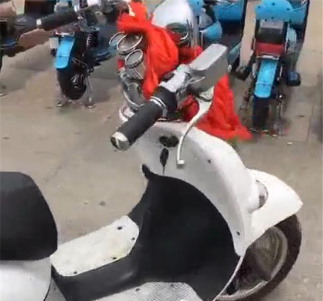 国内“惊现”10米超长电动车，可乘坐10个人，但转弯很费劲