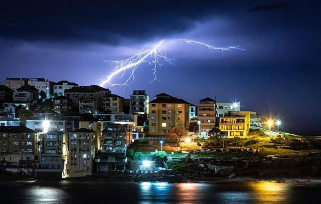 没用!澳大利亚全国网络骤停,人民纷纷上街抵抗