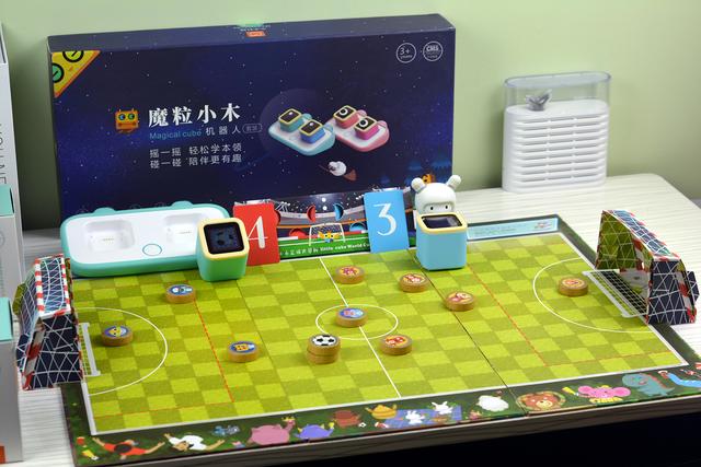 小米推出小木机器人，两个屏幕可同时操作，还支持多种桌游