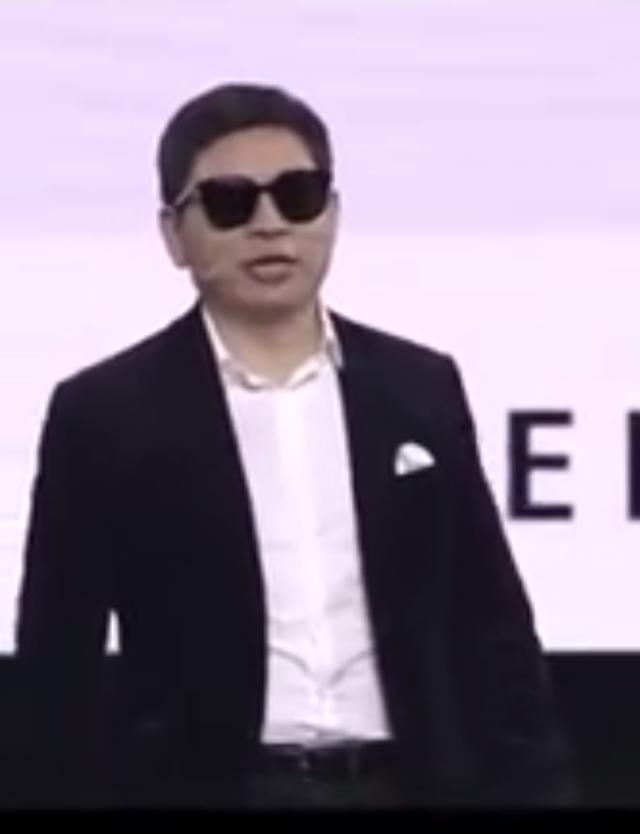 余承东同款智能眼镜，可接听电话、播放音乐，最主要是帅