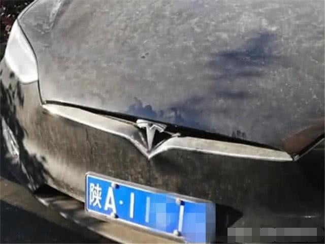 特斯拉乱占车位，2月拒接34个电话，回来一看“腿瘸了”