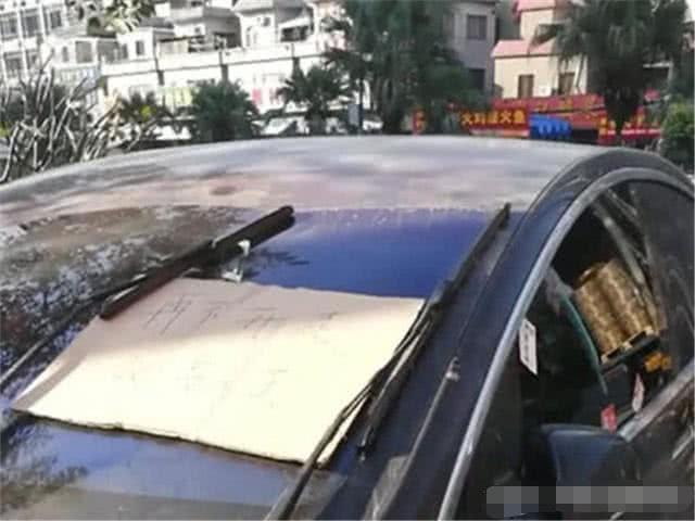 特斯拉乱占车位，2月拒接34个电话，回来一看“腿瘸了”