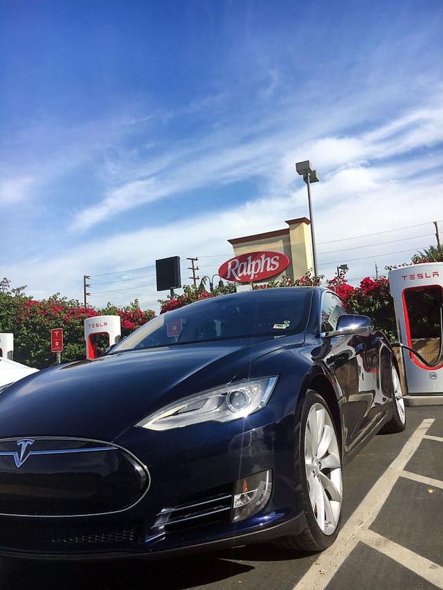 比亚迪不敌特斯拉，有这三个原因，网友：别闹，它可是汽车界华为