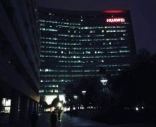 美主持人夸华为被央视报道后，对着美观众大喊，13亿人认识了我