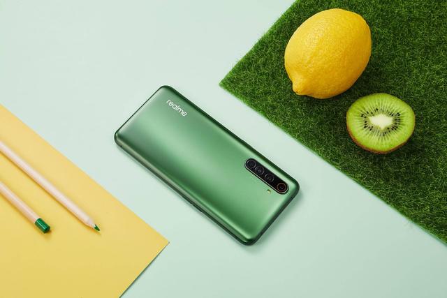 红米无奈妥协，realme实力奋起！论性价比，这次真的时代变了？