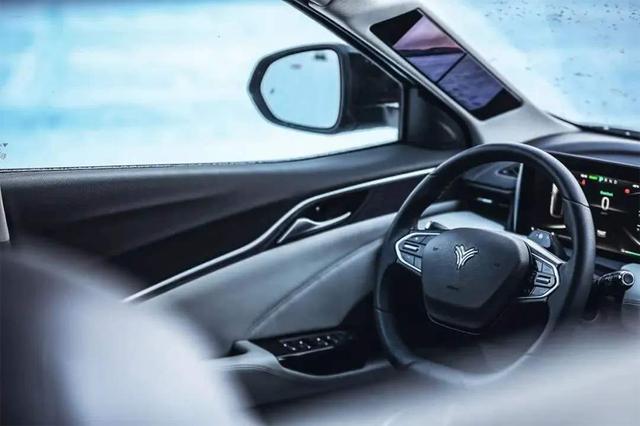 车顶摄像头、透明A柱、中控机器人、B柱密码锁，这些配置谁最实用