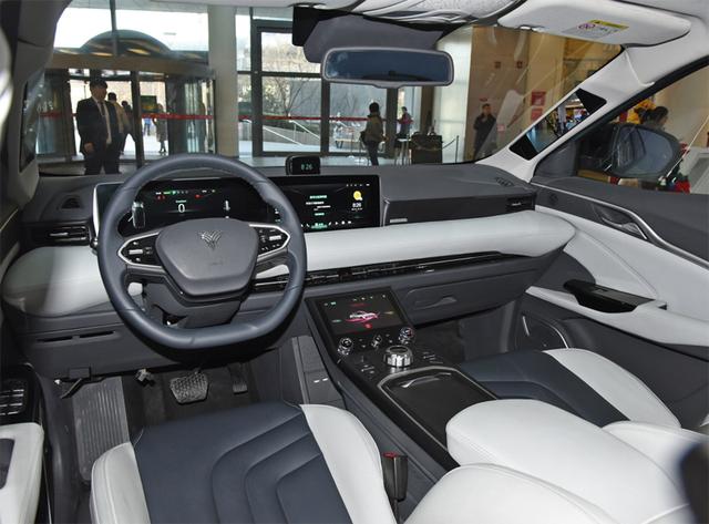 车顶摄像头、透明A柱、中控机器人、B柱密码锁，这些配置谁最实用