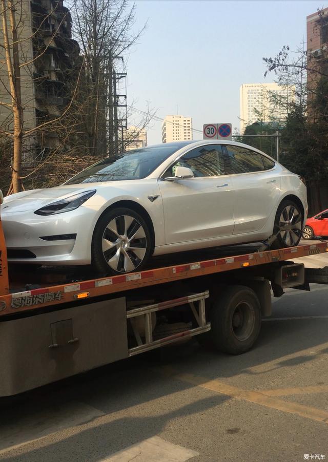 代步+长途，1年开了20000公里，特斯拉model3用车感受分享