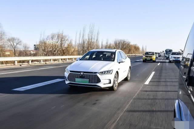 开纯电动车跑高速，车主气得想砸车：这是买了个“爹”啊
