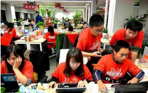 小伙拒绝华为996工作制度，跳槽阿里，才工作一天，让人很意外