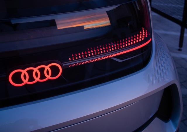 钢铁侠创造特斯拉后，蜘蛛侠也来做设计｜一种全新的车灯设计理念