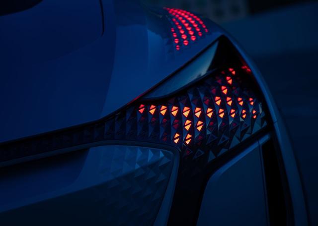 钢铁侠创造特斯拉后，蜘蛛侠也来做设计｜一种全新的车灯设计理念