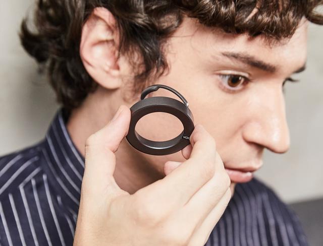 一款内嵌耳机的智能手表，独有的嵌入技术，让生活是智能的简约化