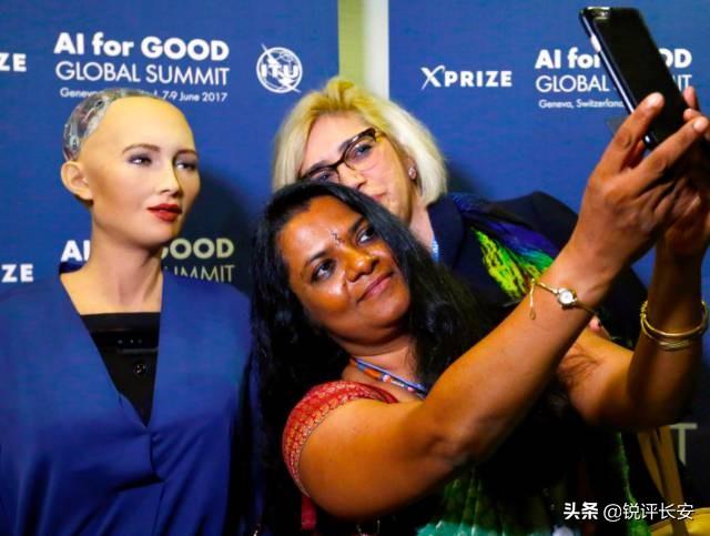 机器人首次拿到人类身份证！女性机器人索菲娅被授予沙特公民身份