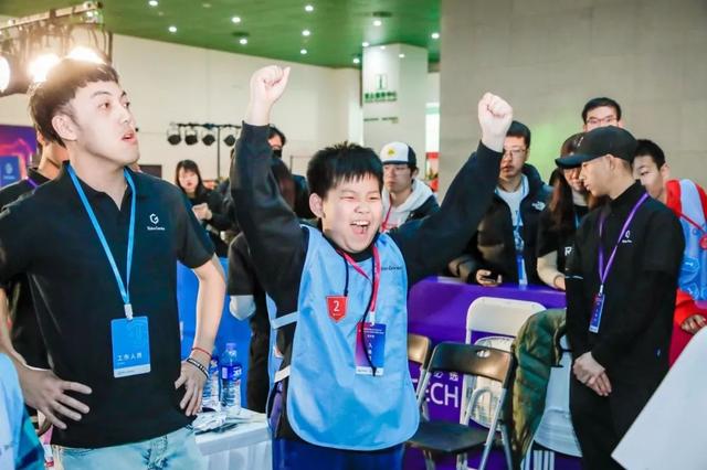 13岁男孩从菜鸟到机器人大赛冠军，我被他造的机器人惊到了！