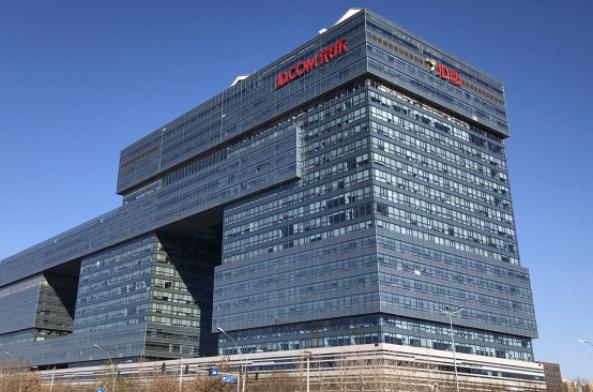 刘强东突然宣布，一切来得如此之快！网友评论炸锅：心疼章泽天！