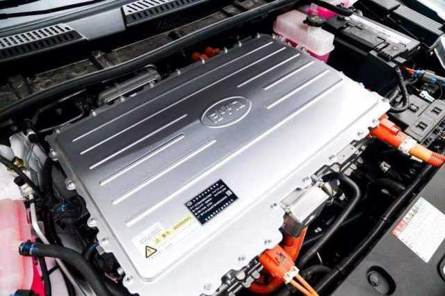 首批新能源汽车换电池，看到价格后，车主：怎么不去抢啊