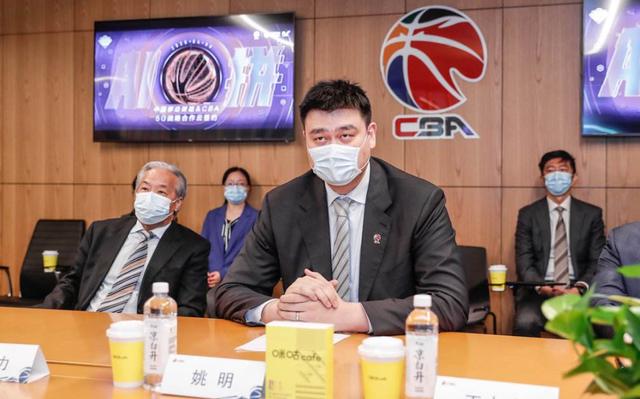 姚明戴口罩出席5G会议，口罩有点小了，画风与旁人有些不同