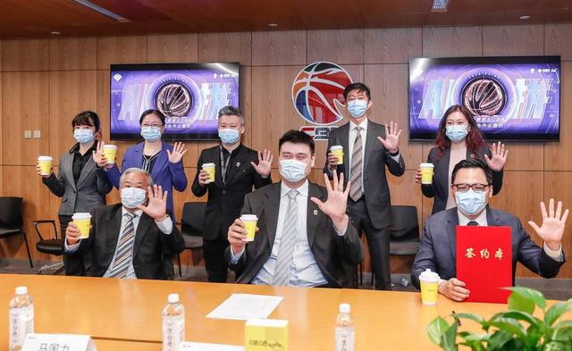 姚明戴口罩出席5G会议，口罩有点小了，画风与旁人有些不同