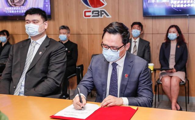 姚明戴口罩出席5G会议，口罩有点小了，画风与旁人有些不同