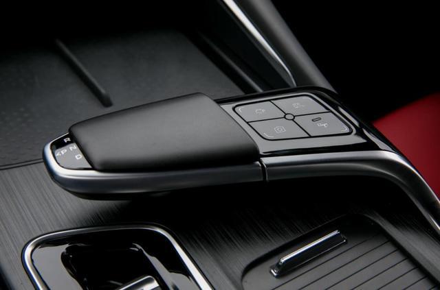 长安UNI-T要放大招了，带你穿越黑科技演绎的"车界最强大脑"！