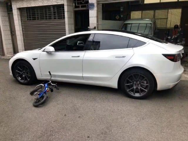 小孩骑自行车撞到特斯拉，交警举动惹笑众人，网友：认真的吗？