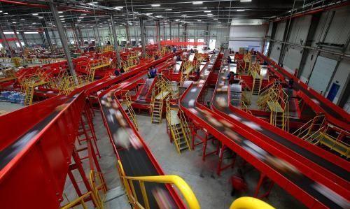 消失许久的刘强东，突然亮相和“奶茶妹”做了1件大家夸赞的好事