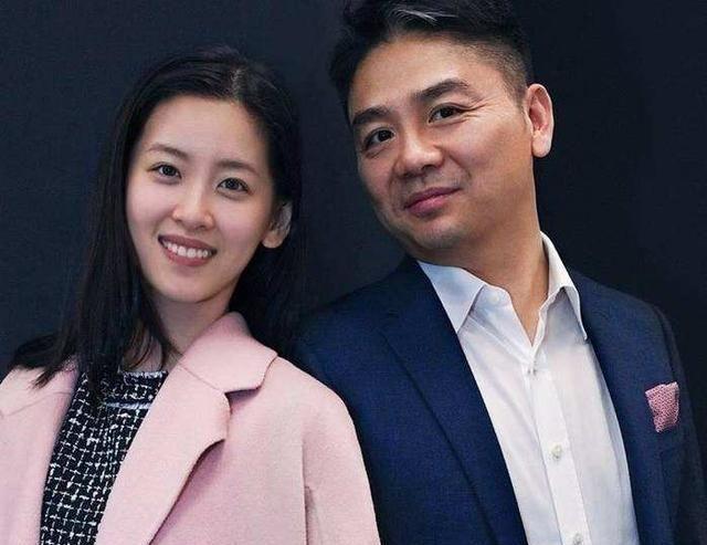 消失许久的刘强东，突然亮相和“奶茶妹”做了1件大家夸赞的好事